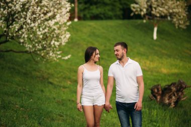 Parkta kalma. Çift ayakta birlikte göl yakınındaki çimenlerin üzerinde seviyorum. Romantizm ve aşk
