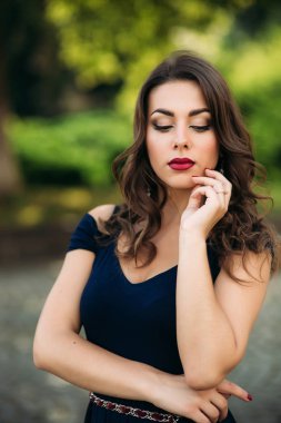 Prifessional makyaj ve saç stili ile güzel kız portresi