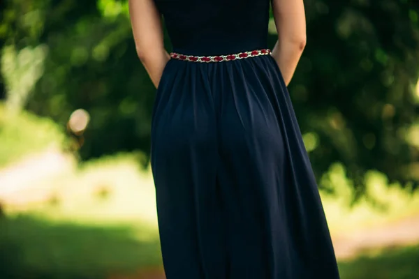 青いドレスを着た美しい少女は、公園で歩いています。晴れた日。夏 — ストック写真