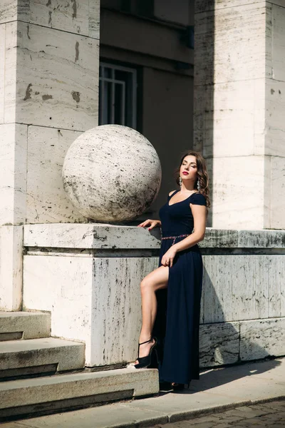 Uma linda garota em um vestido está andando pela cidade — Fotografia de Stock