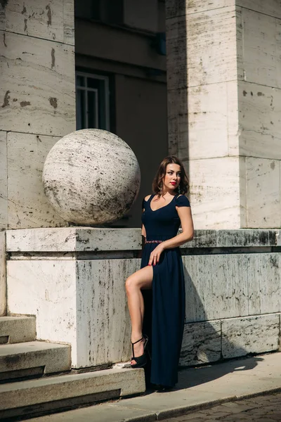 Une belle fille en robe se promène dans la ville — Photo