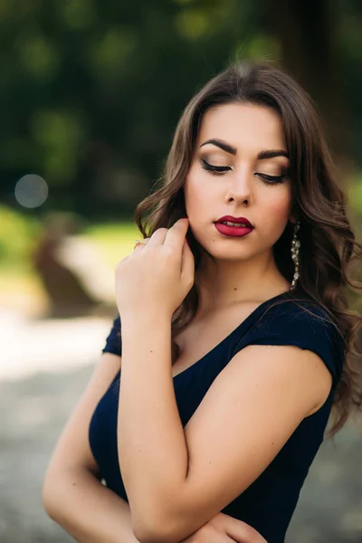 Retrato de hermosa chica con maquillaje prifessional y estilo de pelo —  Fotos de Stock