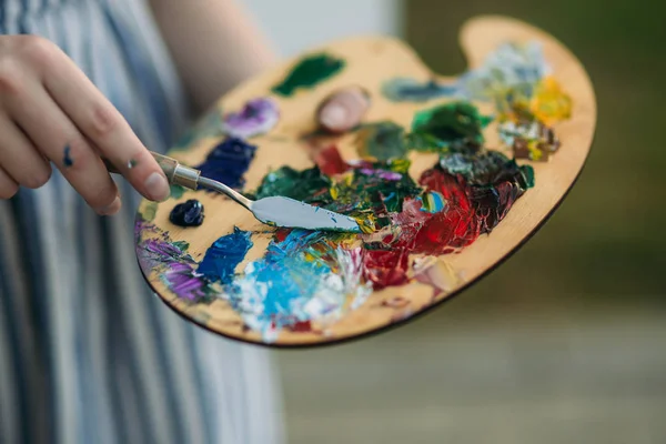 Palette with paints and spatula. Drawing a picture. — Stock Photo, Image