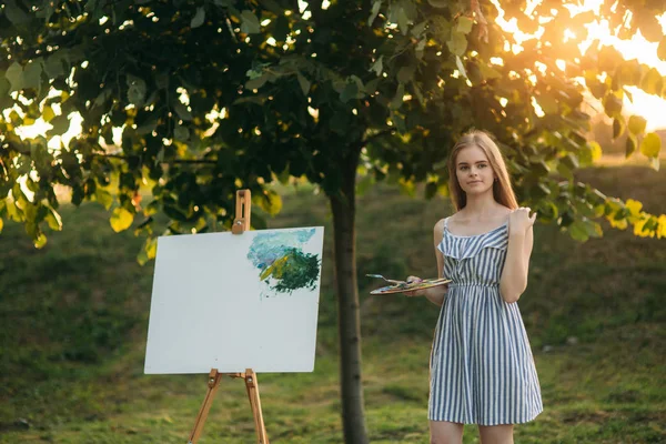 아름 다운 여자 예술가 공원에 서 고 페인트 팔레트를 들고 — 스톡 사진