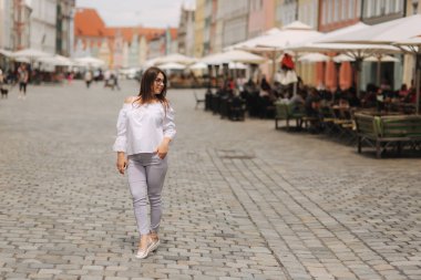 Şehir merkezinde çekici genç bayan stand