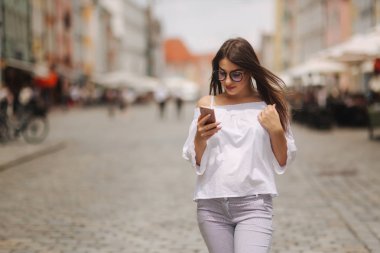 Şehirde yaz kız portre akıllı telefon kullanan mutlu güzel kız