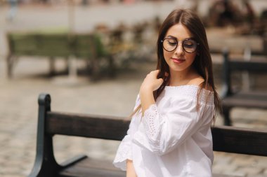 Güzel kız benth şehir merkezinde oturur. O rahatlatır ve kocası için bekler