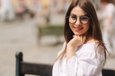 Güzel kız benth şehir merkezinde oturur. O rahatlatır ve kocası için bekler