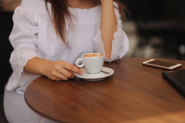 Közelről visel fehér elegáns ruházat és vintage napszemüveg tartó neki reggel cappuccino csésze fehér női divat képe. Érezze jól magát vele egyedül. Instagram színek — Stock Fotó
