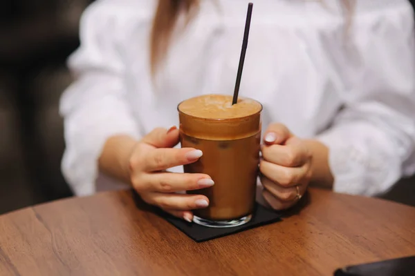 Cup of big latte portion. Close up hands hold cup — Stock Photo, Image