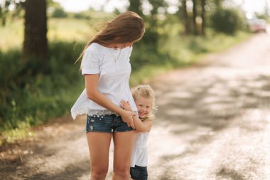 Anne ve küçük kızı yine de sokakta yürümek ve birbirlerinin ellerini tutun