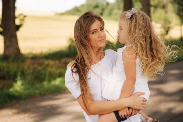 Little girl giving her mom a kiss — Stock Photo, Image