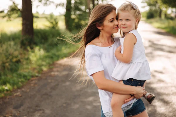 Little girl giving her mom a kiss — Stock Photo, Image