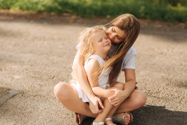 Malá holka dává její máma pusu — Stock fotografie