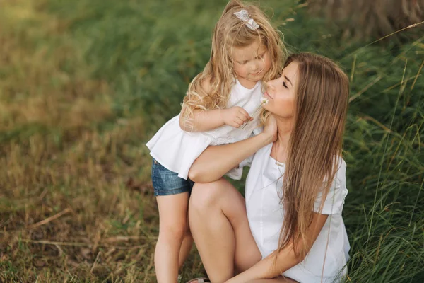 Mama de frumusete si copilul ei se joaca in parc impreuna. Portret exterior al unei familii fericite . — Fotografie, imagine de stoc