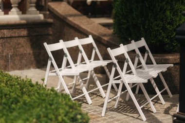 Beyaz koltuk üzerinde düğün töreni. yaz düğün dekorasyon dışında