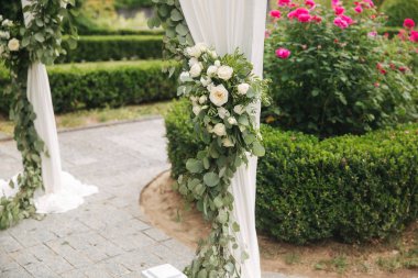 Düğün drcor, yeşil ve beyaz renkli çiçekler