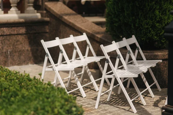 Beyaz koltuk üzerinde düğün töreni. yaz düğün dekorasyon dışında