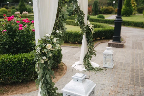 Weddind decoration on open air. Floral decor of a beautiful white arch. Beautiful beckground view of trees — Stock Photo, Image