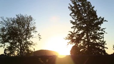 Siluet waterfront Bisiklete binme sevmek çift