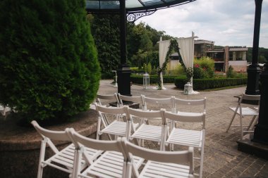 Açık Hava Weddind süs. Güzel bir beyaz kemer çiçek dekoru. Ağaç görünümünü güzel beckground