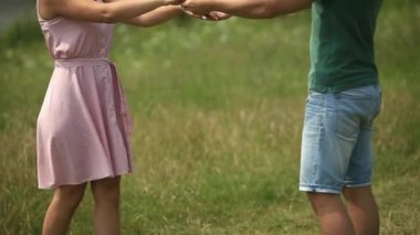 Güzel çift dans alanında. enjoy birbirleriyle ve gülümseme. Yazın hava. Romantik atmophere. ağır çekim