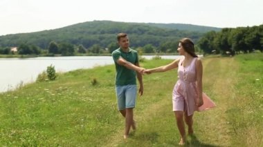 Kız adamla yürür ve ona yol açar