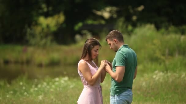 Mooie paar dans in het veld. het geniet van elkaar en glimlach. Zomerweer. Romantische atmophere. Slow motion — Stockvideo