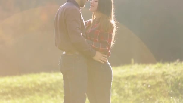 Pohledný muž a krásná dáma si podzimní počasí, chodí a bavit se — Stock video