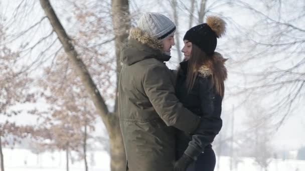 雪の公園で休日冬休み中に一緒に遊び心のある幸せなカップル — ストック動画
