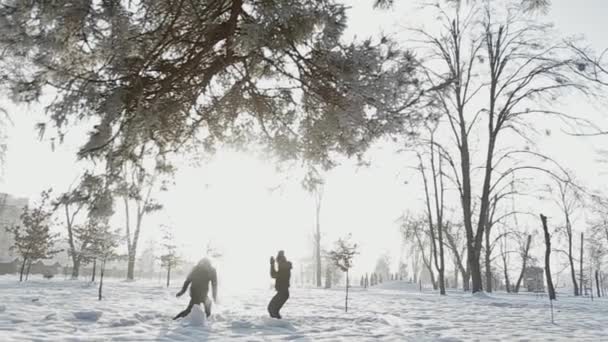 Een Verliefde Paar Sprookjesachtige Winterweer Speelt Sneeuwballen — Stockvideo