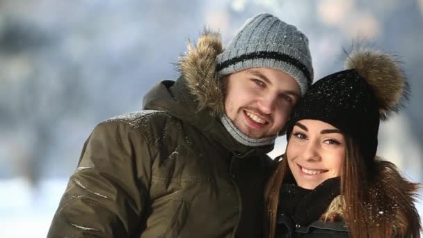 Glückliches Paar verspielt zusammen in den Winterferien Berufung draußen im Snowpark — Stockvideo