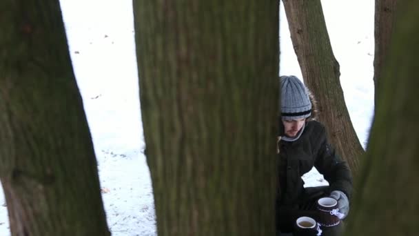 Молодая пара в сказочную зиму согревается теплым напитком. Рождественское настроение — стоковое видео