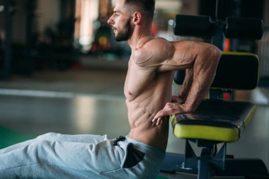 T-shirt olmadan bir atlet için yoğun streght eğitim