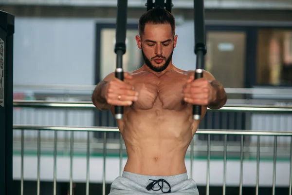 Atleta com barba tranins no ginásio — Fotografia de Stock