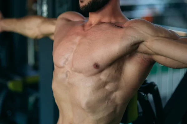 Atleta con barba tranins en el gimnasio — Foto de Stock