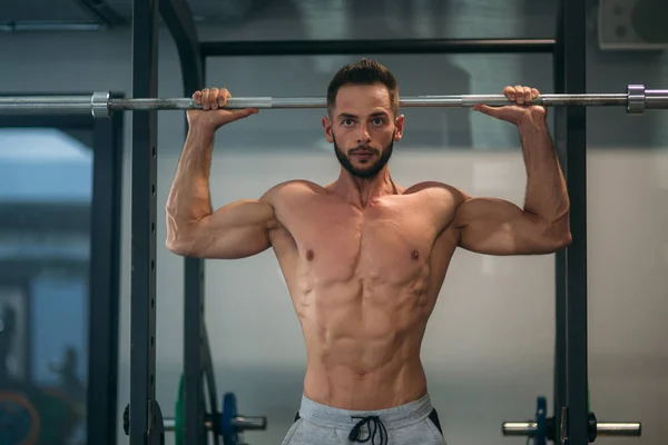 Treino intenso para um atleta sem t-shirt — Fotografia de Stock