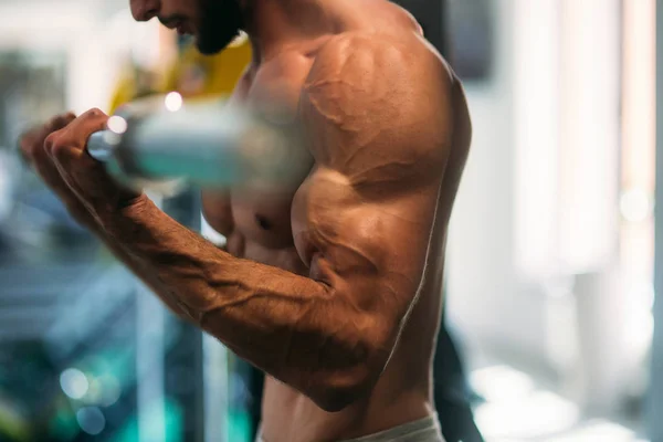 Un jeune athlète s'entraîne au gymnase. Trians biceps muscules — Photo