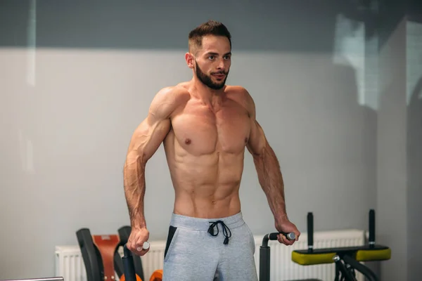 Treino intenso para um atleta sem t-shirt — Fotografia de Stock