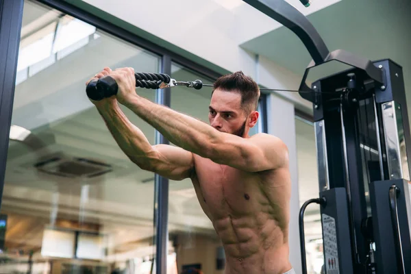 Treino intenso para um atleta sem t-shirt — Fotografia de Stock