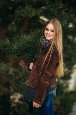 Sarışın kız parkta yürüyüş. Fotoğrafçı için poz.