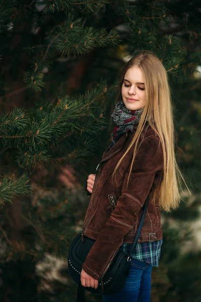 Blond meisje lopen in het park. Poseren voor de fotograaf. — Stockfoto