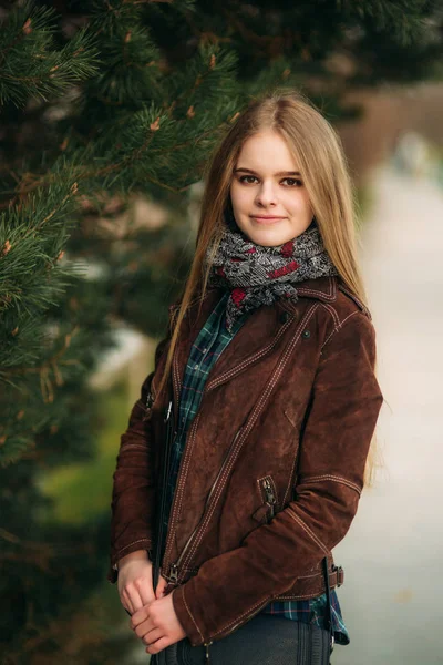 Blond flicka promenader i parken. Poserar för fotografen. — Stockfoto