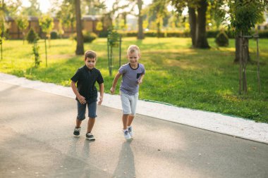 Çocuklar etkinliğe sahip. Etrafta çocuk ve havada yukarı jumt