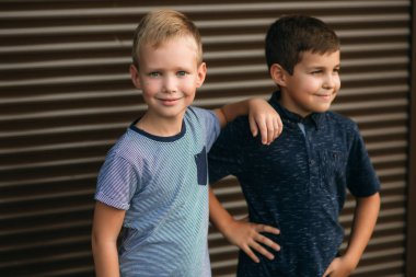 İki şık childrend photograher için poz. Youn modeli