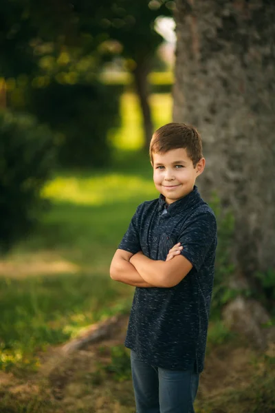 Un ragazzo allegro ha passato del tempo al parco. Otto anni bambino sorriso e buon divertimento — Foto Stock