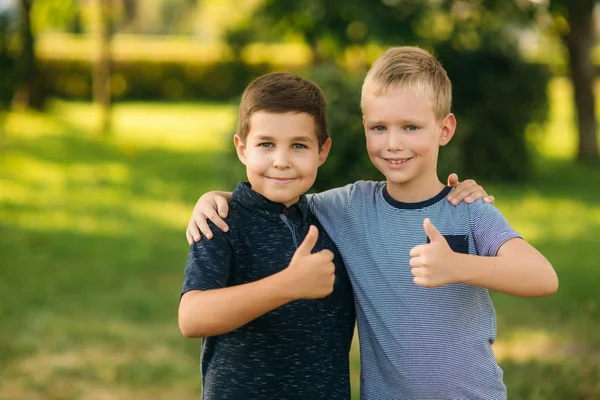 Due seccature trascorrono del tempo al parco. Si divertono e si rilassano befour scuola — Foto Stock