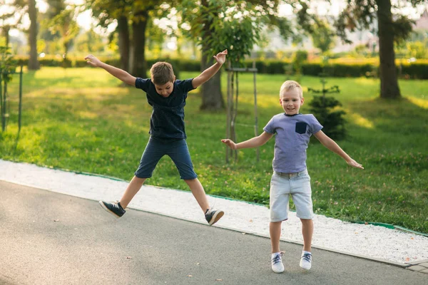 Fiúk is tevékenység. Gyermekek szaladgálni és jumt fel a levegőben — Stock Fotó