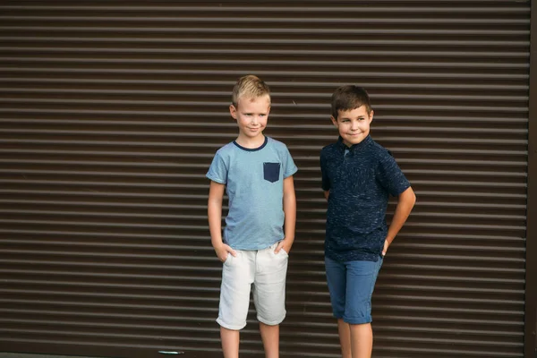 Twee stijlvolle kinderen poseren voor de photograher. Youn model — Stockfoto