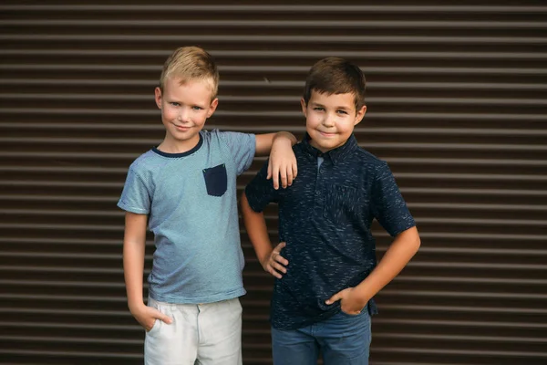 Twee stijlvolle kinderen poseren voor de photograher. Youn model — Stockfoto